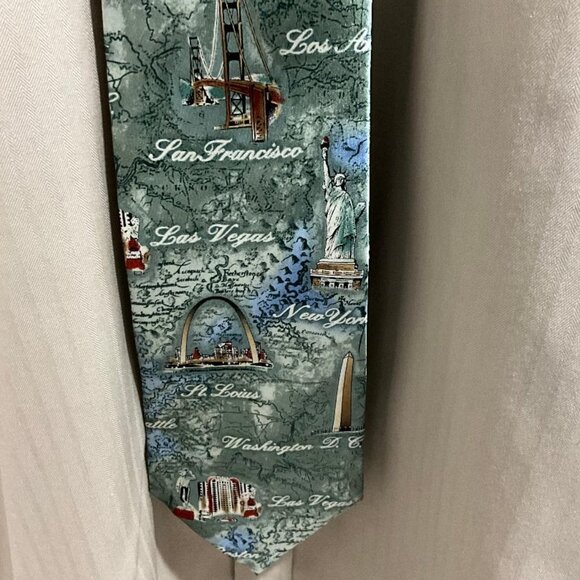 Perfect Tie for travel-fan guy with cities & landmarks design NWT 100% silk tie - Picture 3 of 8
